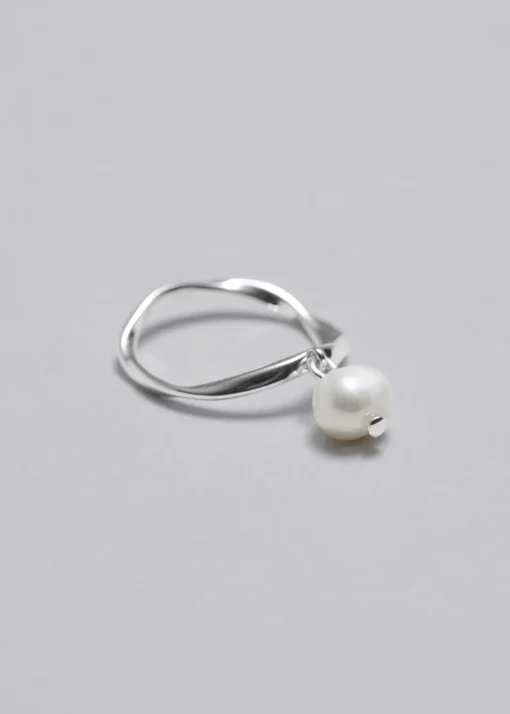 Bague à Pendentif Avec Une Perle
